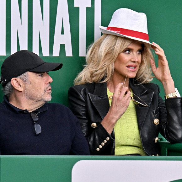 Maurice Dabbah et sa compagne Victoria Silvstedt lors des 8èmes de final du Rolex Monte-Carlo Masters 2023, à Roquebrune-Cap-Martin, France, le 13 avril 2023. © Bruno Bebert/Bestimage