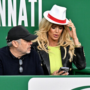 Maurice Dabbah et sa compagne Victoria Silvstedt lors des 8èmes de final du Rolex Monte-Carlo Masters 2023, à Roquebrune-Cap-Martin, France, le 13 avril 2023. © Bruno Bebert/Bestimage