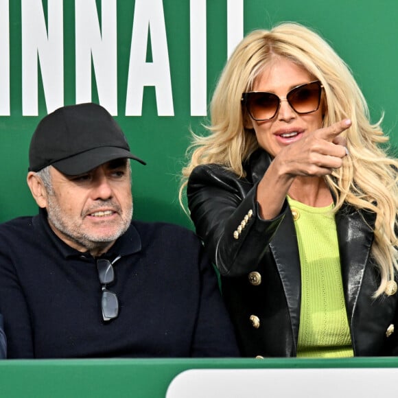 Maurice Dabbah et sa compagne Victoria Silvstedt lors des 8èmes de final du Rolex Monte-Carlo Masters 2023, à Roquebrune-Cap-Martin, France, le 13 avril 2023. © Bruno Bebert/Bestimage