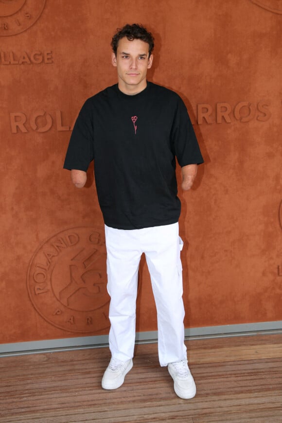 Théo Curin dévoile des photos de sa violence blessure
 
Le nageur handisport, Théo Curin - Les célébrités au village lors des Internationaux de France de Tennis de Roland Garros 2022 à Paris. © Bertrand Rindoff Petroff / Bestimage