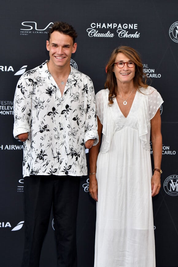 Théo Curin et guest au photocall de la cérémonie d'ouverture de la 61ème édition du Festival de Télévision de Monte-Carlo au Grimaldi Forum, à Monaco, le 17 juin 2022. © Bruno Bebert/Bestimage