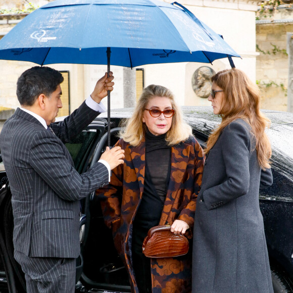 Catherine Deneuve et sa fille Chiara Mastroianni - Obsèques de l'avocat Hervé Temime au cimetière du Montparnasse à Paris, le 14 avril 2023. © Clovis-Jacovides/Bestimage