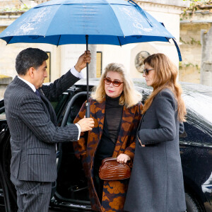 Catherine Deneuve et sa fille Chiara Mastroianni - Obsèques de l'avocat Hervé Temime au cimetière du Montparnasse à Paris, le 14 avril 2023. © Clovis-Jacovides/Bestimage