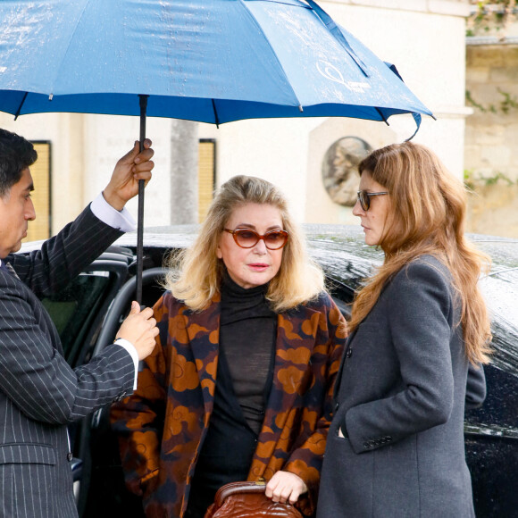 Catherine Deneuve et sa fille Chiara Mastroianni - Obsèques de l'avocat Hervé Temime au cimetière du Montparnasse à Paris, le 14 avril 2023. © Clovis-Jacovides/Bestimage