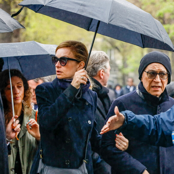 Richard Berry et sa femme Pascale Louange - Obsèques de l'avocat Hervé Temime au cimetière du Montparnasse à Paris, le 14 avril 2023. © Clovis-Jacovides/Bestimage