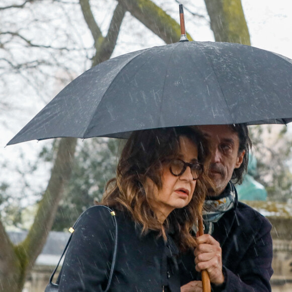 Parmi les invités, on relève notamment la présence de son ancienne compagne, Valérie Lemercier.
Valérie Lemercier et le producteur Edouard Weil - Obsèques de l'avocat Hervé Temime au cimetière du Montparnasse à Paris, le 14 avril 2023. © Clovis-Jacovides/Bestimage