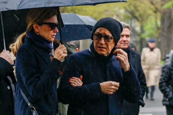 Richard Berry et sa femme Pascale Louange - Obsèques de l'avocat Hervé Temime au cimetière du Montparnasse à Paris, le 14 avril 2023. © Clovis-Jacovides/Bestimage