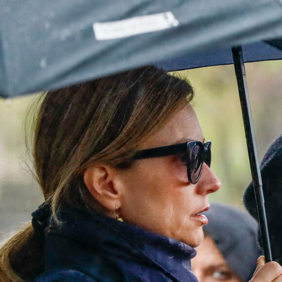 Richard Berry et sa femme Pascale Louange - Arrivées aux obsèques de l'avocat Hervé Temime au cimetière du Montparnasse à Paris, France, le 14 avril 2023. © Clovis-Jacovides/Bestimage  Funeral service of French lawyer Herve Temime at the Montparnasse cemetery in Paris, France, on April 14, 2023. 