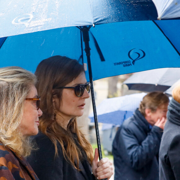 Catherine Deneuve et sa fille Chiara Mastroianni, Denis Olivennes et sa compagne Inès de la Fressange - Arrivées aux obsèques de l'avocat Hervé Temime au cimetière du Montparnasse à Paris, France, le 14 avril 2023. © Clovis-Jacovides/Bestimage  Funeral service of French lawyer Herve Temime at the Montparnasse cemetery in Paris, France, on April 14, 2023. 