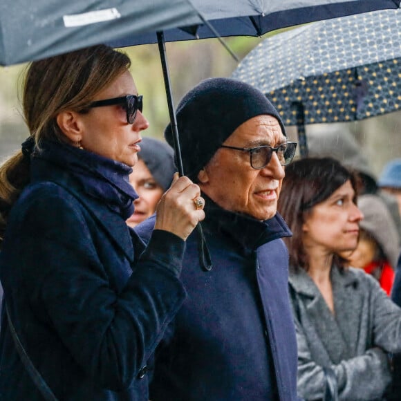 Richard Berry et sa femme Pascale Louange - Arrivées aux obsèques de l'avocat Hervé Temime au cimetière du Montparnasse à Paris, France, le 14 avril 2023. © Clovis-Jacovides/Bestimage  Funeral service of French lawyer Herve Temime at the Montparnasse cemetery in Paris, France, on April 14, 2023. 