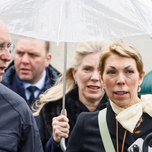 Xavier Niel et Mathilde Favier , Pierre-Jérôme Henin et sa femme Pauline - Arrivées aux obsèques de l'avocat Hervé Temime au cimetière du Montparnasse à Paris, France, le 14 avril 2023. © Clovis-Jacovides/Bestimage  Funeral service of French lawyer Herve Temime at the Montparnasse cemetery in Paris, France, on April 14, 2023. 