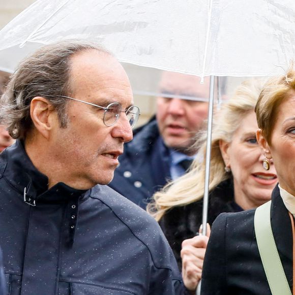 Xavier Niel et Mathilde Favier , Pierre-Jérôme Henin et sa femme Pauline - Arrivées aux obsèques de l'avocat Hervé Temime au cimetière du Montparnasse à Paris, France, le 14 avril 2023. © Clovis-Jacovides/Bestimage  Funeral service of French lawyer Herve Temime at the Montparnasse cemetery in Paris, France, on April 14, 2023. 