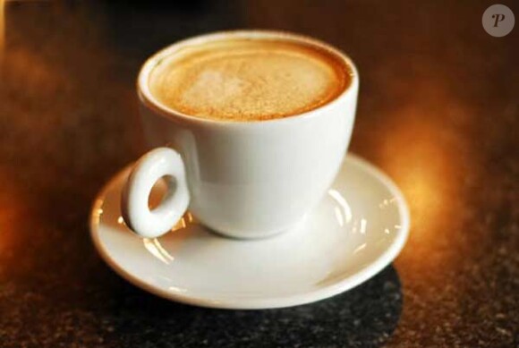 CAFÉ : Au delà des troubles du sommeil, de la décoloration des dents, de la mauvaise haleine, et des crises cardiaques (la dose mortelle est d'ailleurs 100 cafés en un jour), le café est très dangereux pour une raison que l'on imagine mal... 