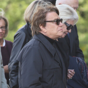 Bernard Tapie - Obsèques de Jean-Noël Tassez, le compagnon de Charlotte Rampling, au crématorium du cimetière du Père-Lachaise à Paris, le 9 octobre 2015. 