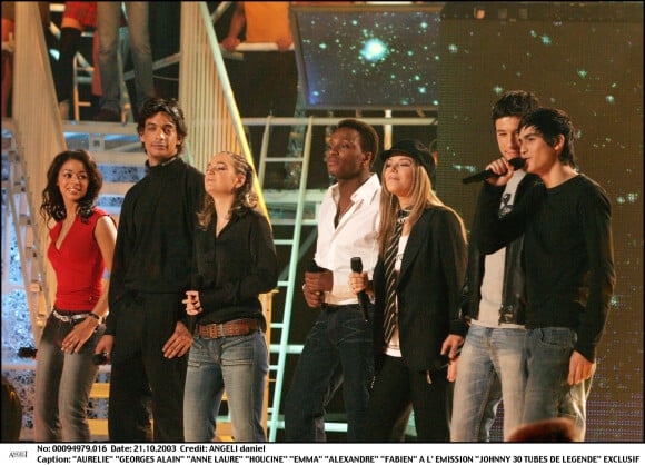 Aurélie, Georges-Alain, Anne-Laure, Houcine, Emma, Alexandre et Fabien lors de l'émission Johnny, 30 tubes de légende le 21 octobre 2003