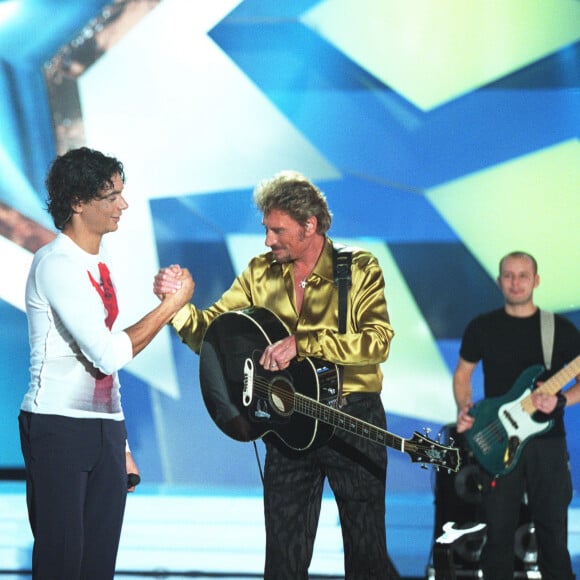 Jérémy, Georges-Alain et Johnny Hallyday lors d'un prime de la Star Academy le 4 novembre 2002