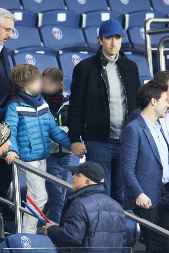 Antoine Arnault et son fils - People en tribunes lors du match de championnat de Ligue 1 Uber Eats opposant le Paris Saint-Germain (PSG) au RC Lens (3-1) au Parc des Princes à Paris le 15 avril 2023. © Cyril Moreau/Bestimage