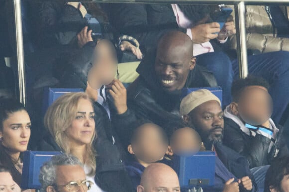 Jean-Pascal Zadi en famille - People en tribunes lors du match de championnat de Ligue 1 Uber Eats opposant le Paris Saint-Germain (PSG) au RC Lens (3-1) au Parc des Princes à Paris le 15 avril 2023. © Cyril Moreau/Bestimage