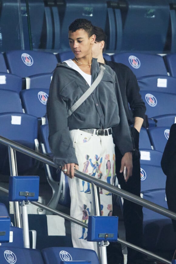 Guillaume Diop et Aurélien Gay - People en tribunes lors du match de championnat de Ligue 1 Uber Eats opposant le Paris Saint-Germain (PSG) au RC Lens (3-1) au Parc des Princes à Paris le 15 avril 2023. © Cyril Moreau/Bestimage 