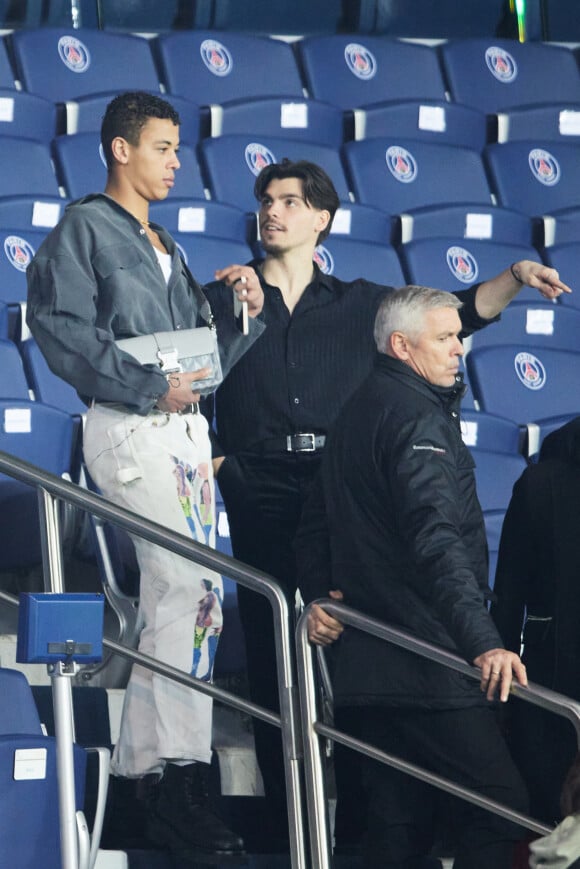 Guillaume Diop et Aurélien Gay - People en tribunes lors du match de championnat de Ligue 1 Uber Eats opposant le Paris Saint-Germain (PSG) au RC Lens (3-1) au Parc des Princes à Paris le 15 avril 2023. © Cyril Moreau/Bestimage 