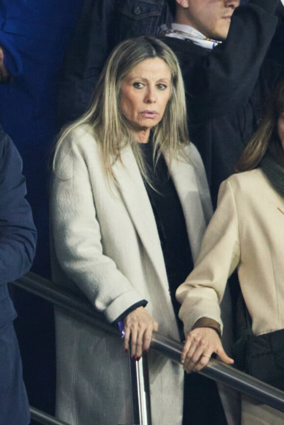 Grace, femme de Christophe Galtier, était présente dans les tribunes de la rencontre
Grace, la femme de Christophe Galtier - People en tribunes lors du match de championnat de Ligue 1 Uber Eats opposant le Paris Saint-Germain (PSG) au RC Lens (3-1) au Parc des Princes à Paris. © Cyril Moreau/Bestimage