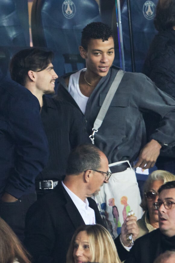 Guillaume Diop et Aurélien Gay - People en tribunes lors du match de championnat de Ligue 1 Uber Eats opposant le Paris Saint-Germain (PSG) au RC Lens (3-1) au Parc des Princes à Paris le 15 avril 2023. © Cyril Moreau/Bestimage 