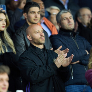 Franck Gastambide - People en tribunes lors du match de championnat de Ligue 1 Uber Eats opposant le Paris Saint-Germain (PSG) au RC Lens (3-1) au Parc des Princes à Paris le 15 avril 2023. © Cyril Moreau/Bestimage 