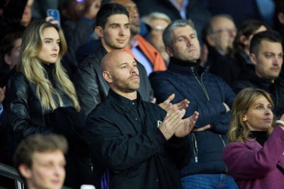 Franck Gastambide - People en tribunes lors du match de championnat de Ligue 1 Uber Eats opposant le Paris Saint-Germain (PSG) au RC Lens (3-1) au Parc des Princes à Paris le 15 avril 2023. © Cyril Moreau/Bestimage 