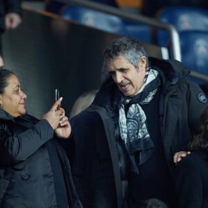 Julien Clerc - People en tribunes lors du match de championnat de Ligue 1 Uber Eats opposant le Paris Saint-Germain (PSG) au RC Lens (3-1) au Parc des Princes à Paris le 15 avril 2023. © Cyril Moreau/Bestimage 