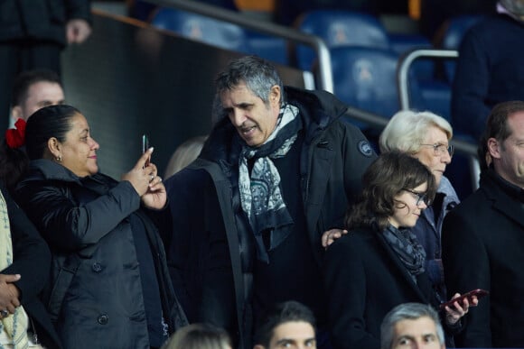 Julien Clerc - People en tribunes lors du match de championnat de Ligue 1 Uber Eats opposant le Paris Saint-Germain (PSG) au RC Lens (3-1) au Parc des Princes à Paris le 15 avril 2023. © Cyril Moreau/Bestimage 