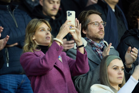 Ophélie Meunier et son mari Mathieu Vergne - People en tribunes lors du match de championnat de Ligue 1 Uber Eats opposant le Paris Saint-Germain (PSG) au RC Lens (3-1) au Parc des Princes à Paris le 15 avril 2023. © Cyril Moreau/Bestimage 