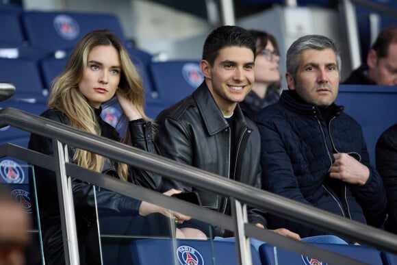 Esteban Ocon, sa compagne Elena Berri, Laurent Ocon (pere) - People en tribunes lors du match de championnat de Ligue 1 Uber Eats opposant le Paris Saint-Germain (PSG) au RC Lens (3-1) au Parc des Princes à Paris le 15 avril 2023. © Cyril Moreau/Bestimage 