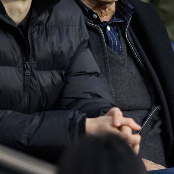 Patrick Chesnais et son fils Victor - People en tribunes lors du match de championnat de Ligue 1 Uber Eats opposant le Paris Saint-Germain (PSG) au RC Lens (3-1) au Parc des Princes à Paris le 15 avril 2023. © Cyril Moreau/Bestimage 