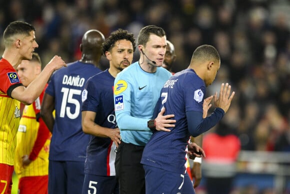 Francois Letexier - arbitre Kylian Mbappé (PSG) - Match de championnat de Ligue 1 Uber Eats opposant le Paris Saint-Germain (PSG) au RC Lens (3-1) au Parc des Princes à Paris le 15 avril 2023. 