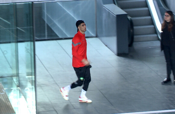 Achraf Hakimi quitte l'hôtel où il séjourne avec l'équipe nationale du Maroc à Madrid en Espagne le 28 mars 2023. 