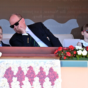Le prince Albert II de Monaco, le prince héréditaire Jacques et la princesse Gabriella - La famille princière de Monaco assiste à la finale homme du tournoi Rolex Monte Carlo Masters 2023 à Roquebrune-Cap-Martinle 16 avril 2023. En s'imposant devant Holger Rune (5-7, 6-2, 7-5), Andrey Rublev a décroché son tout premier Masters 1000. © Bruno Bebert/Bestimage 