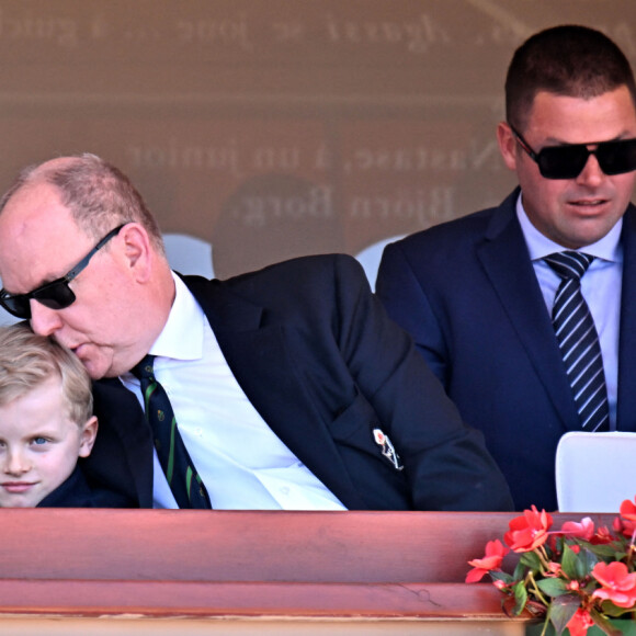 Le prince Albert semblait particulièrement heureux de les avoir avec lui.
Le prince Albert II de Monaco, le prince Jacques et la princesse Gabriella, Sean Wittstock avec sa femme Chantell Violet Serfontein - La famille princière de Monaco assiste à la finale homme du tournoi Rolex Monte Carlo Masters 2023 à Roquebrune-Cap-Martinle 16 avril 2023. En s'imposant devant Holger Rune (5-7, 6-2, 7-5), Andrey Rublev a décroché son tout premier Masters 1000. © Bruno Bebert/Bestimage 