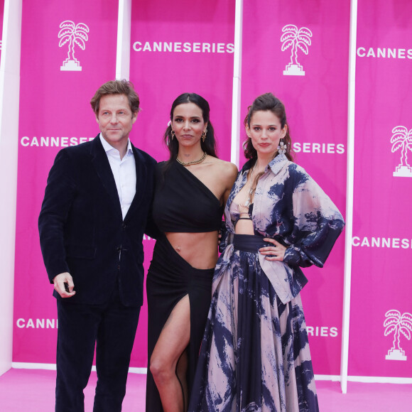 Et le pink carpet de l'événement a notamment accueilli la comédienne Lucie Lucas, venue présenter sa nouvelle série avec Shy'm. 
Jamie Bamber, Tamara Marthe (Shy'm) et Lucie Lucas (Cannes Confidential) - Photocall (tapis rose) du festival Canneseries saison 6 au palais des festivals à Cannes le 16 avril 2023. © Denis Guignebourg / Bestimage