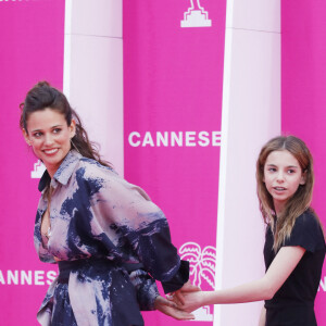 Lucie Lucas (Cannes Confidential) et sa fille Lilou - Photocall (tapis rose) du festival Canneseries saison 6 au palais des festivals à Cannes le 16 avril 2023. © Denis Guignebourg / Bestimage