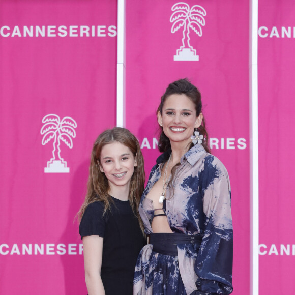 Lucie Lucas (Cannes Confidential) et sa fille Lilou - Photocall (tapis rose) du festival Canneseries saison 6 au palais des festivals à Cannes le 16 avril 2023. © Denis Guignebourg / Bestimage