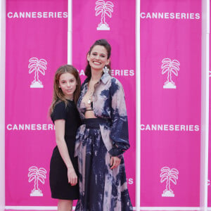 Lucie Lucas (Cannes Confidential) et sa fille Lilou - Photocall (tapis rose) du festival Canneseries saison 6 au palais des festivals à Cannes le 16 avril 2023. © Denis Guignebourg / Bestimage