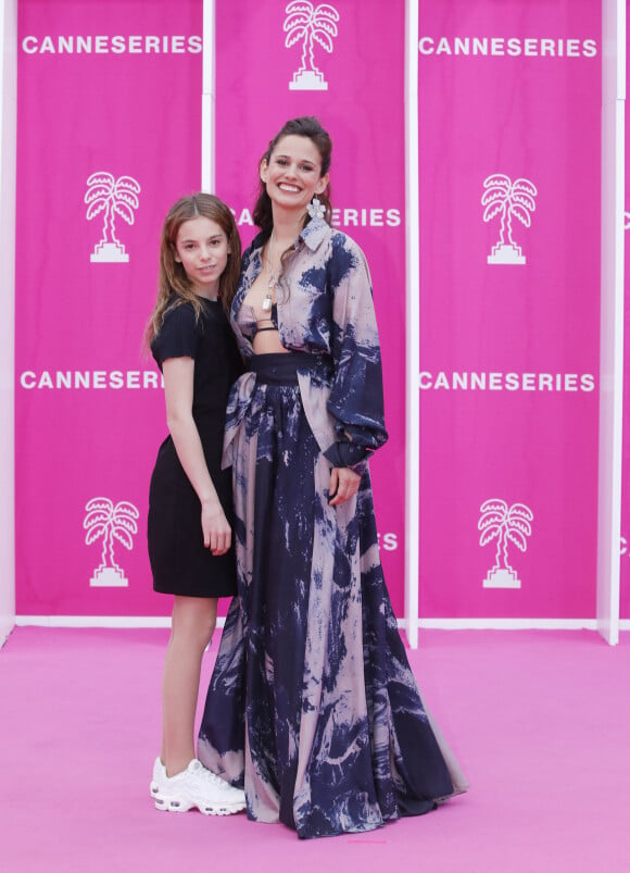 Lucie Lucas (Cannes Confidential) et sa fille Lilou - Photocall (tapis rose) du festival Canneseries saison 6 au palais des festivals à Cannes le 16 avril 2023. © Denis Guignebourg / Bestimage