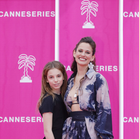 Lucie Lucas (Cannes Confidential) et sa fille Lilou - Photocall (tapis rose) du festival Canneseries saison 6 au palais des festivals à Cannes le 16 avril 2023. © Denis Guignebourg / Bestimage