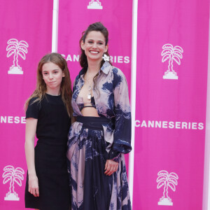 À savoir sa fille Lilou (13 ans).
Lucie Lucas (Cannes Confidential) et sa fille Lilou - Photocall (tapis rose) du festival Canneseries saison 6 au palais des festivals à Cannes le 16 avril 2023. © Denis Guignebourg / Bestimage