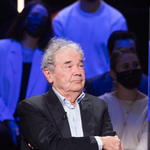 Exclusif  - Pierre Perret - Enregistrement de l'émission "La boîte à Secrets 9" à Paris, qui sera diffusée le 9 septembre sur France 3. Au cours de la soirée, chaque invité aura une boîte disposée devant lui, de laquelle il extraira un objet revêtant une valeur particulière à ses yeux. Après en avoir livré la signification en plateau, la personnalité verra alors apparaître une surprise dans la boîte géante de l'émission, avec l'intervention de proches. Une émission qui véhicule de belles valeurs, et qui contiendra son lot de larmes et de révélations dans une atmosphère bienveillante. Paris le 08/03/021 © Tiziano Da Silva / Bestimage 