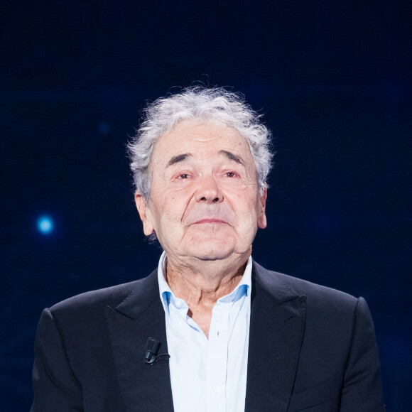 Exclusif -  Pierre Perret - Enregistrement de l'émission "La boîte à Secrets 9" à Paris, qui sera diffusée le 9 septembre sur France 3. Au cours de la soirée, chaque invité aura une boîte disposée devant lui, de laquelle il extraira un objet revêtant une valeur particulière à ses yeux. Après en avoir livré la signification en plateau, la personnalité verra alors apparaître une surprise dans la boîte géante de l'émission, avec l'intervention de proches. Une émission qui véhicule de belles valeurs, et qui contiendra son lot de larmes et de révélations dans une atmosphère bienveillante. Paris le 08/03/021 © Tiziano Da Silva / Bestimage 