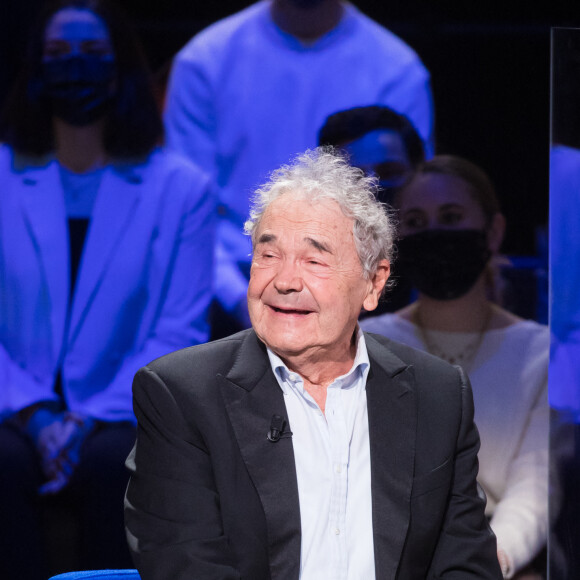 Exclusif - Pierre Perret - Enregistrement de l'émission "La boîte à Secrets 9" à Paris, qui sera diffusée le 9 septembre sur France 3. Au cours de la soirée, chaque invité aura une boîte disposée devant lui, de laquelle il extraira un objet revêtant une valeur particulière à ses yeux. Après en avoir livré la signification en plateau, la personnalité verra alors apparaître une surprise dans la boîte géante de l'émission, avec l'intervention de proches. Une émission qui véhicule de belles valeurs, et qui contiendra son lot de larmes et de révélations dans une atmosphère bienveillante. Paris le 08/03/021 © Tiziano Da Silva / Bestimage 