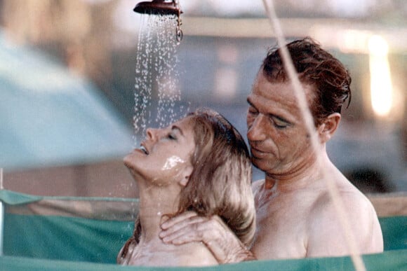 Archives - Candice Bergen et Yves Montand sur le tournage du film "Vivre pour vivre" 1967