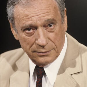 Archives - En France, à Paris, portrait de Yves MONTAND sur un plateau de télévision. Avril 1987 © Michel Croizard via Bestimage