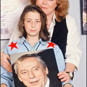 Elle souhaitait faire reconnaître, à l'acteur, sa fille Aurore.
Archives - Aurore Drossart et sa mère Anne pose devant une affiche d'Yves Montand.